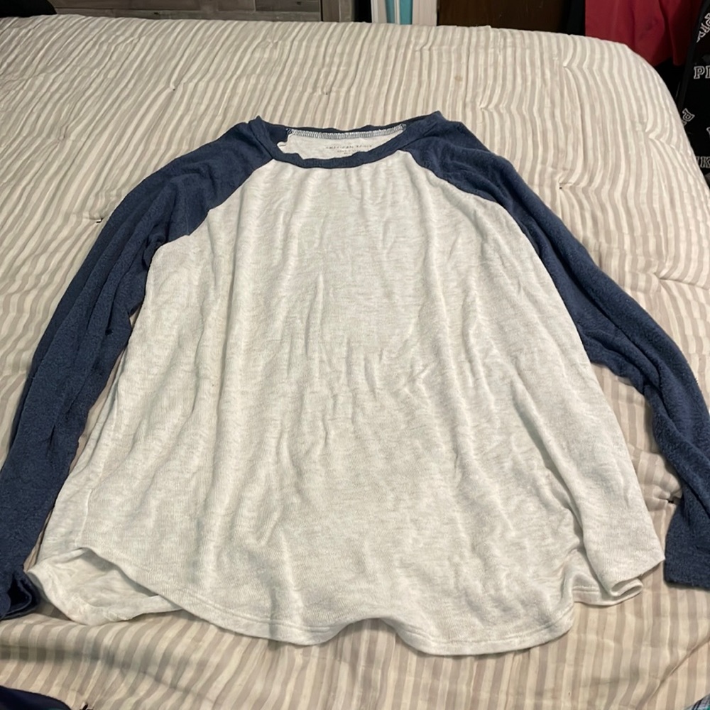 Woman’s Large American Eagle Long sleeve tee